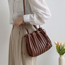 오프리 모던 플리츠 버킷 토드 숄더백