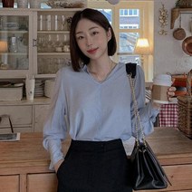 큐니걸스 나팔소매 오픈카라 블라우스