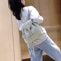카그 버클 장식 앞 지퍼 백팩