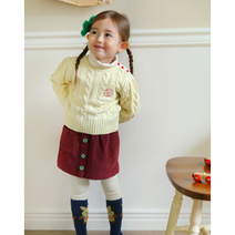 [마르디엠버] 클래식한 무드의 엠버 라피엘 니트 풀오버는 담백한 꽈배기 조직과 어깨에 살짝 잡힌 셔링이 예쁜 니트예요.