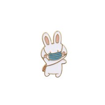 마스크를 쓴 토끼 뱃지