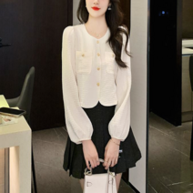 여성 라운드넥 어깨 셔링 크롭 블라우스 골드버튼 포인트 2컬러 봄 여름 가을