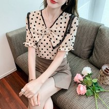 [이꾸띠] 리에수아 여성 2040 여성 여름 도트 브이넥 리본카라 버튼 포인트 귀여운 반팔 블라우스