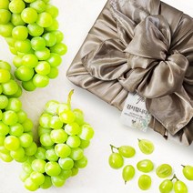 [ 2023년 설 선물 ] 블랙라벨 샤인머스켓 선물세트 1.5kg(2수) 보자기포장 맞춤형 인사말텍 부착 (고당도 큰송이 수출용 상품기준) [우체국소포 총알무료배송], 블랙라벨 샤인 품격세트