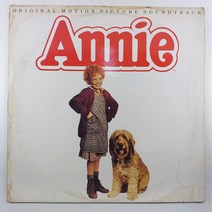 (중고LP) 뮤지컬/ ANNIE O.S.T/ 자켓 얼룩 뒷면 글씨 있음/ 음반 A면 1번곡 TOMORROW 1번 튐/ 음반 사용감 잔기스 있음 EX/ 해설지 있음