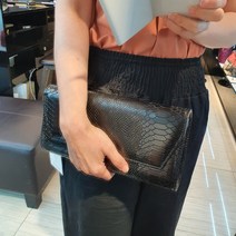 [마리끌레르] 완판 재입고!!!! 판매율 1위!!! 늦으면 품절~~~ 뱀피무늬 천연소가죽 여성 클러치겸 숄더백 블랙 453BK