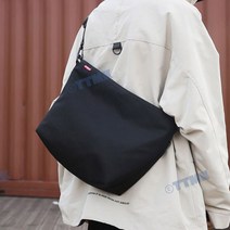 20대 남자 대학생 책가방 크로스백