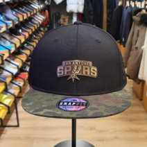 NBA 남여공용 샌안토니오 스퍼스 금속 로고 장식 포인트 카모 플라쥬 챙 배색 카키 블랙 칼라 스냅백 모자