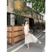 작은 키의 날씬해 보이는 기질 화이트 브이넥 원피스 여아 해변 바캉스 나시 롱스커트