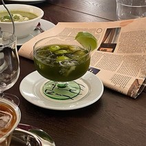 사케 고량주 프랑스 복고풍 컬러 잔 투명 유리 커피 컵 우유 요구르트 스크림 컵 샴페인, 녹색 배경
