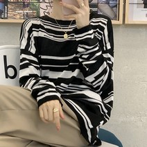 클래식 블랙 앤 화이트 스트라이프 라운드 니트