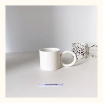 DND마켓 머그컵 350ml 뭉툭 빅링 도자기 핸드메이드 점박이 오크밀 체크변형 홈카페 예쁜잔 귀여운 레트로 특이한컵 감성인테리어소품 식약처인증완료(주) 존글로벌, 화이트