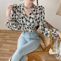 [랜덤플레이] 꽃무늬 브이넥 스트랩 리본 크롭 블라우스