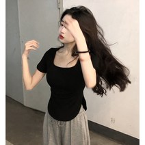 화이트 네크라인 반팔 티셔츠