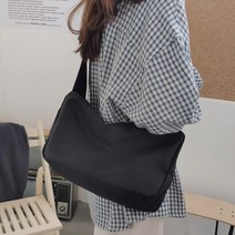 비틀 블랙 심플 베이직 스퀘어 하프문 빈티지 캐주얼 간편 데일리 무지 남녀공용 20대 남자 여자 메신저 대학생 커플 가방 숄더 크로스백 천가방 시밀러룩 코디 패션