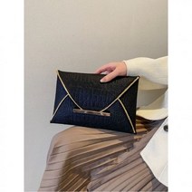 크로커다일 엠보싱 타색 대비 랩 플랩 편지봉투 클러치백