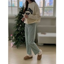 코지 뽀송한 뽀글이 레터링 매력적인 겨울 니트