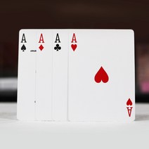 [코카콜라화이트] 4장의 카드가 마술사의 제스처에 순식간에 한장씩 뒤집어지고 이어지는 반전!! 컬러풀한 카드의 뒷면이 순식간에 백지카드로 변해버립니다.