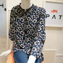 PAT 플라워 프린트의 넥의 러플과 소매 볼륨디자인이 여성스러우면 가을분위기에 잘 어울리는 블라우스입니다 . 안양2001