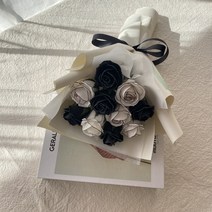 더 라넌큘러스 플라워 프리미엄 라인 꽃다발, 화이트 라인 + 블랙 라인 로즈 믹스 10송이