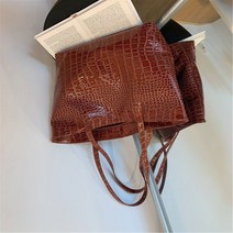 메가 크로커다일 에나멜 여성 가방 2021 가을 심플하고 순수한 숄더 핸드백 빈티지 패션 가방