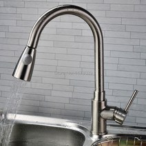 풀 다운 분무기와 주방 수도꼭지 황동 온수 및 냉수 단일 핸들 싱크 믹서 탭 J18341