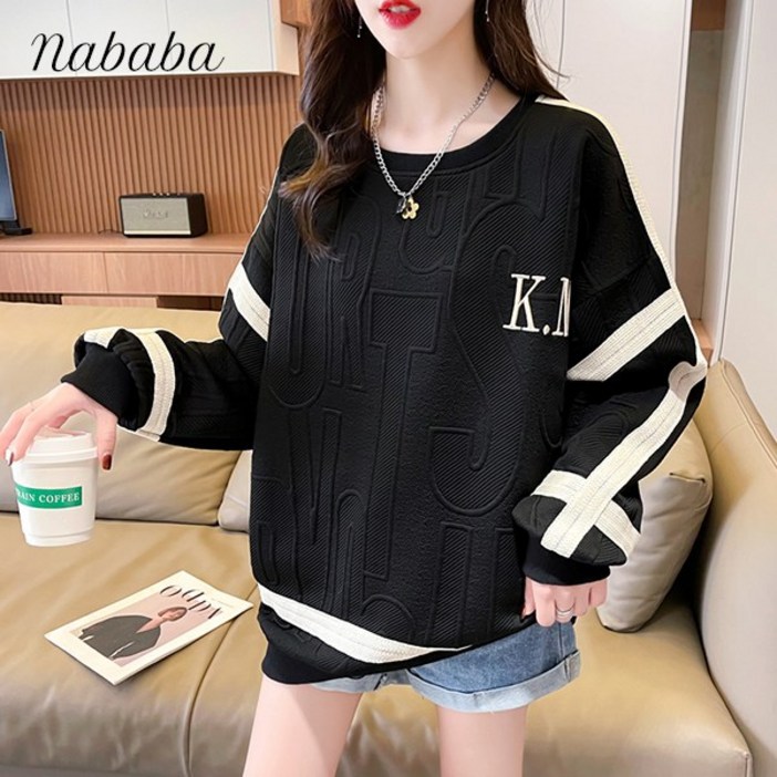 나바바 NT3183 여성 배색 레터링 엠보싱 루즈핏 라운드넥 긴팔 맨투맨