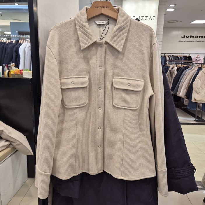 쉬즈미스   24년 겨울신상품  핫한 초초대박세일지금 입으면 너무 예쁜이너와 아우터로티셔츠형 도톰한 슬림셔츠