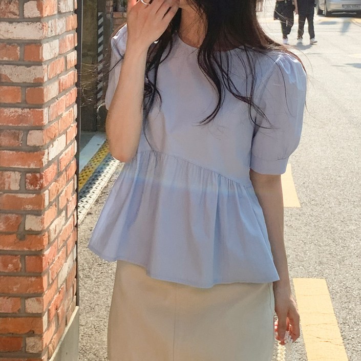 모어렌 디센스 코튼 셔링 라운드 반팔 블라우스