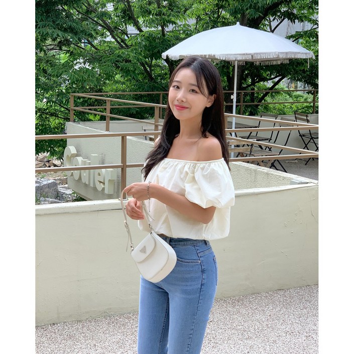 델리민 크롭 퍼프 오프숄더 블라우스
