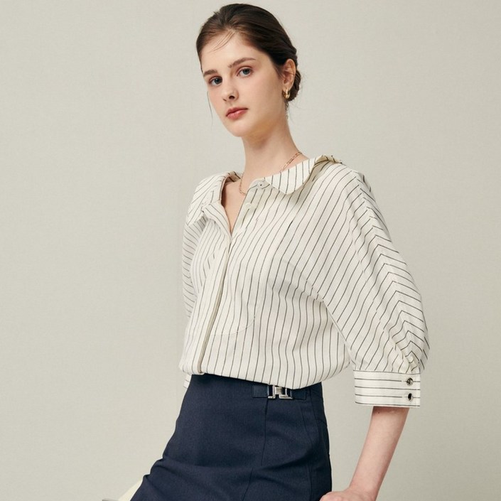지고트 JR6A0BL102소프트 스트라이프 디테일 블라우스