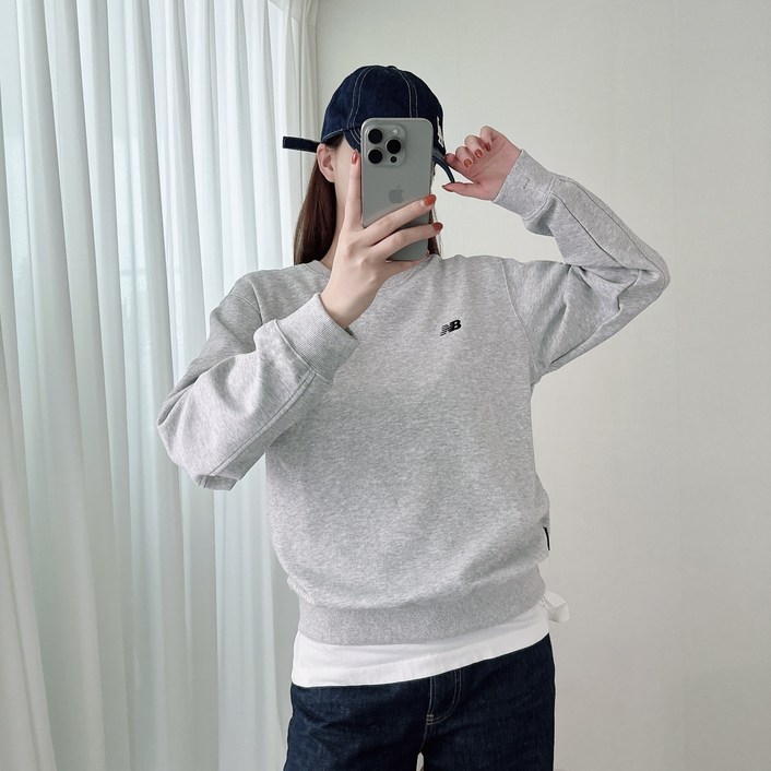 뉴발란스 맨투맨 약기모 라운드넥 스탠다드핏 스몰로고 남녀공용 AP2512