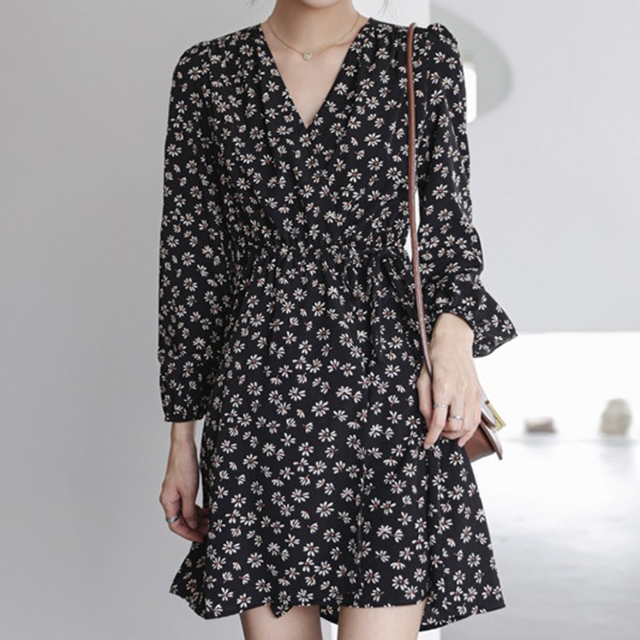 루나걸 로먼 브이 원피스 L24SPOPS010303