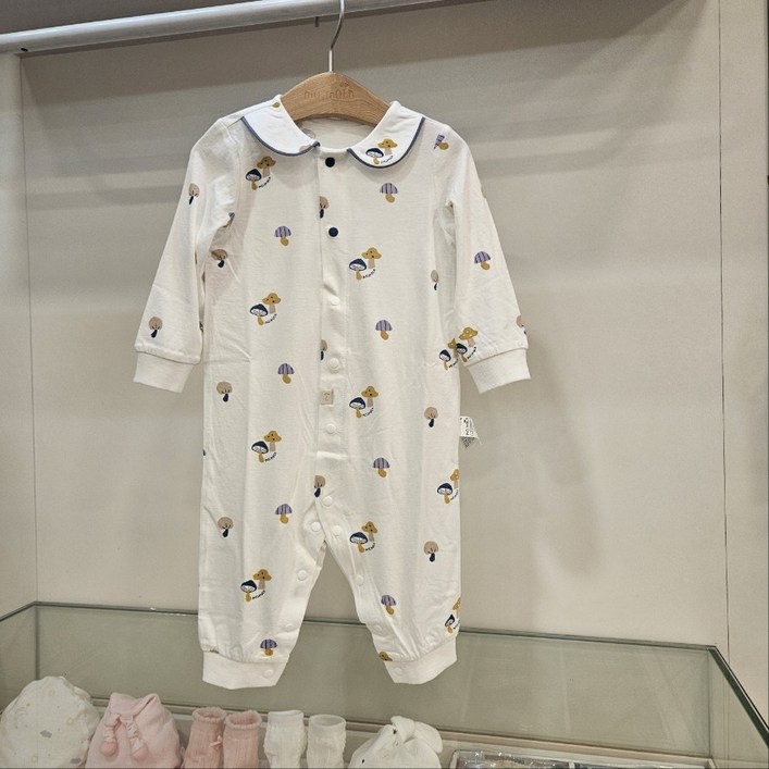 모이몰른 25 코지 싱글 우주복 향균 및 소취 효과가 우수한 부드러운 소재로 스냅 버튼의 컬러 포인트를 더해 클래식하면서도 감각적인 디자인 우주복