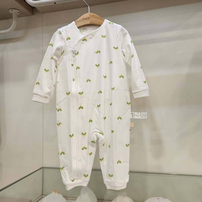 모이몰른30 그린 싱글 지퍼 우주복 항균 및 소취 효과가 우수하고 부드러워 피부가 예민한 아기에게 적합한 소재 우주복