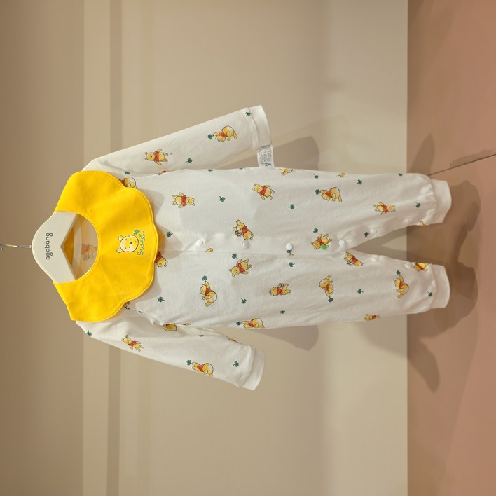 아가방 강남점디즈니베이비 귀엽고 사랑스러운 푸 캐릭터가 그려져있는 우주복  노란 턱받이가 포인트  안심 무형광 원단