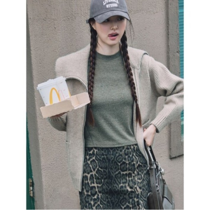 [에잇세컨즈] 긴팔 레터링 다잉 티셔츠  카키 (354X41KQDH)