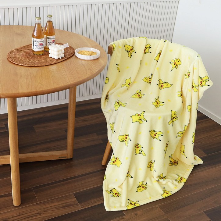 포켓몬 피카츄패턴담요 140×100 집순이 극세사 블랭킷 차량용 사무실 캠핑 차박 무릎담요